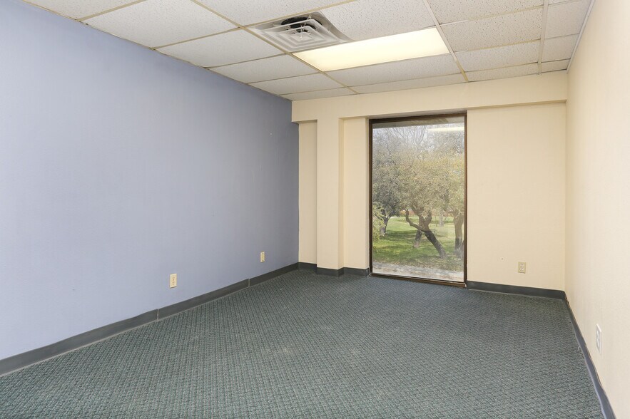 More Photos Of 4139 Gardendale St, San Antonio Office For Sale