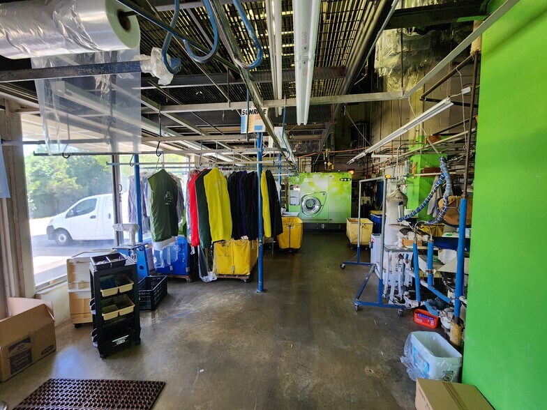 More Photos Of 129-139 Spring St, Herndon Showroom For Sale