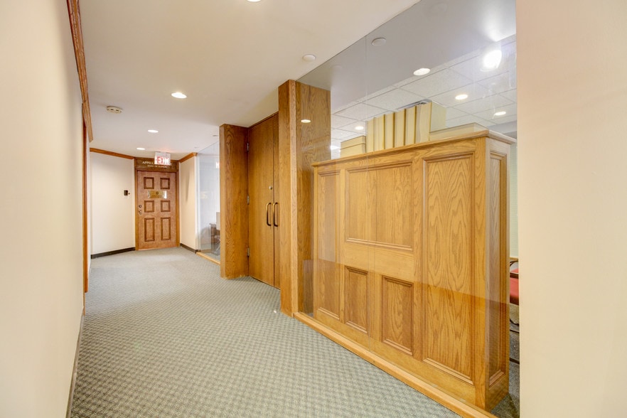 More Photos Of 316-318 Washington St, Bloomington Storefront Retail Office For Lease