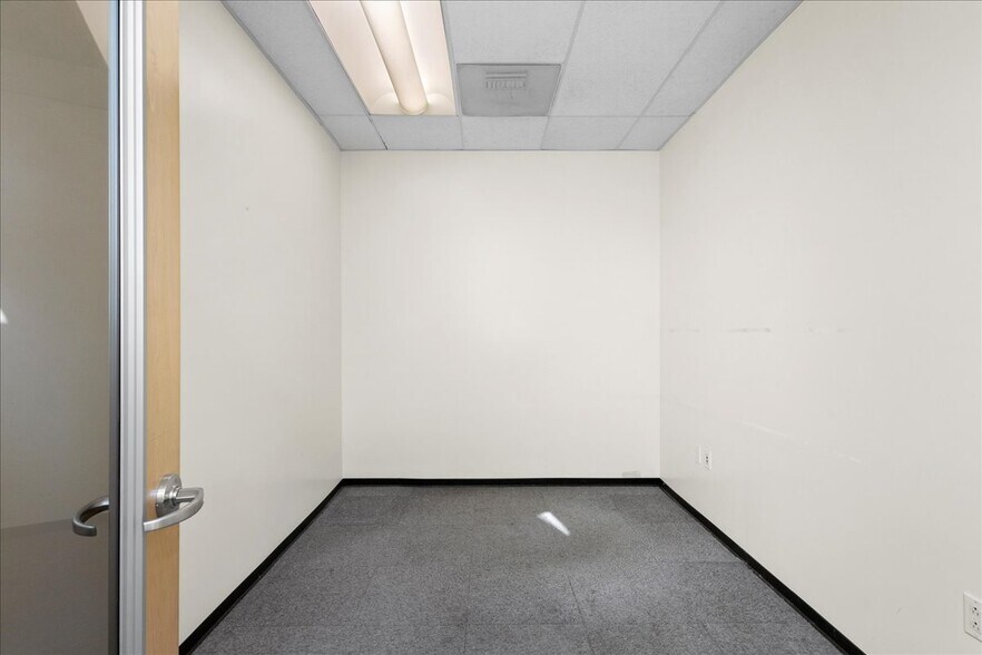 More Photos Of 482 W MacArthur Blvd, Oakland Medical For Sale