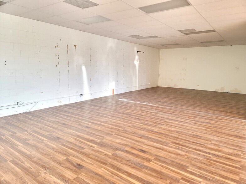 More Photos Of 410-416 W Higgins Rd, Schaumburg Storefront Retail Office For Lease