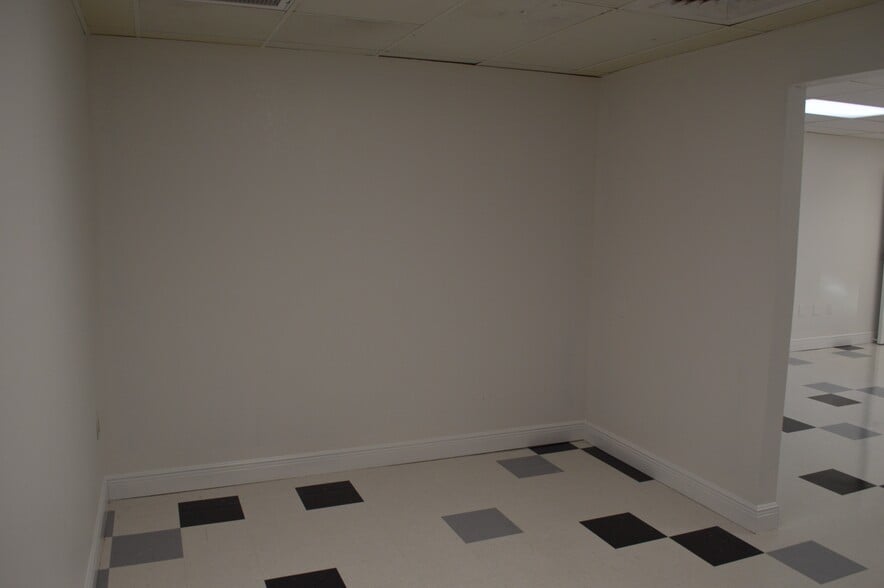 More Photos Of 2979 N 46th Ave, Saint Petersburg Office For Lease