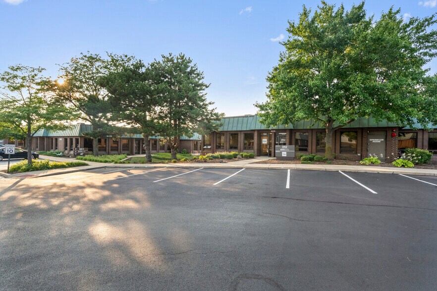 Primary Photo Of 3030-3140 Finley Rd, Downers Grove Unknown For Lease