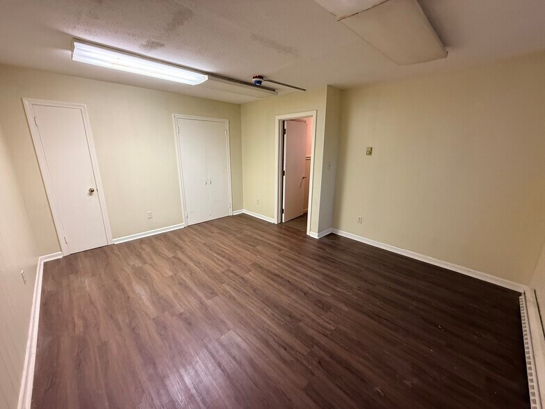 More Photos Of 1019 Farmington Ave, Bristol Office For Lease