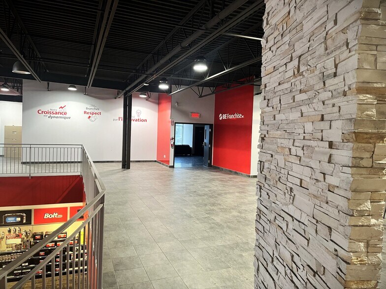 More Photos Of 4203 Rue King O, Sherbrooke Freestanding For Lease