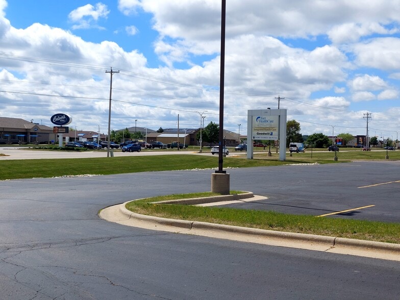 More Photos Of 825 Lexington Blvd, Fort Atkinson Freestanding For Lease
