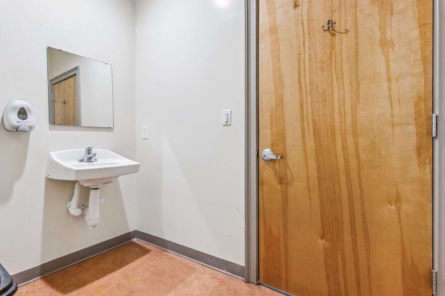 More Photos Of 4275 Western Blvd, Jacksonville Medical For Sale