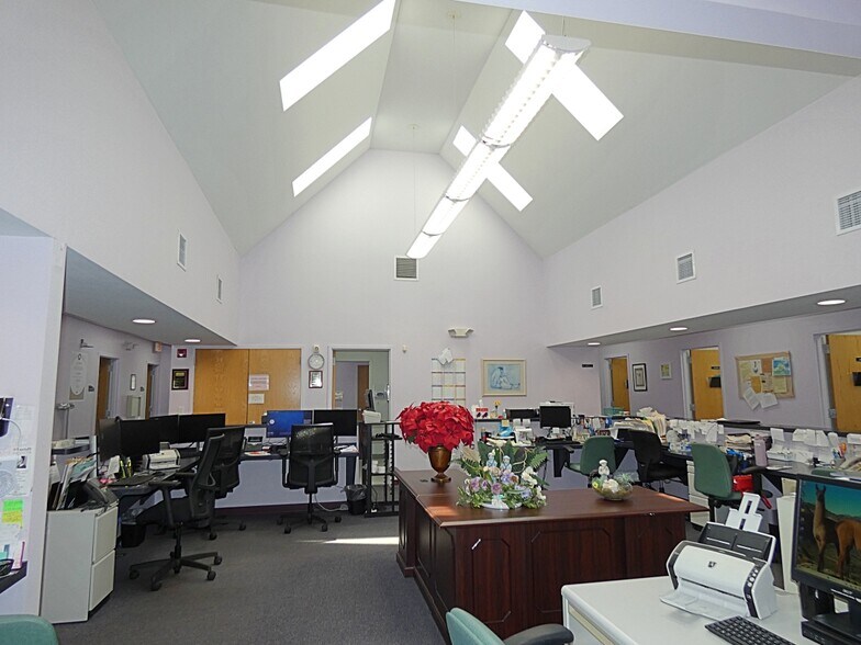 More Photos Of 6934 Elaine Dr, Niagara Falls Office For Sale