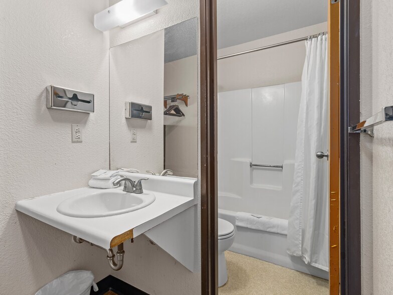 More Photos Of 1805 Westland Rd, Cheyenne Hotel For Sale