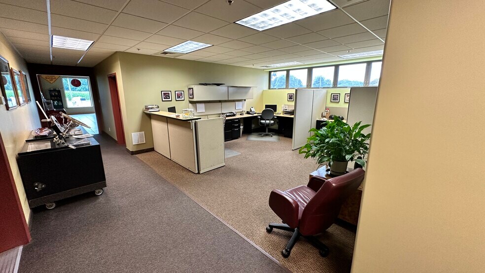 More Photos Of 100 Windermere Ave, Ellington Warehouse For Lease