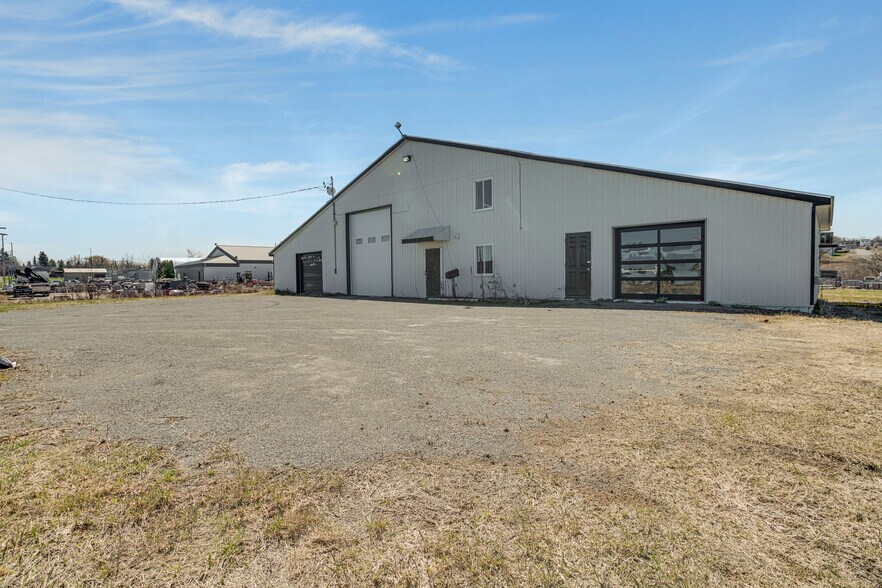 More Photos Of 19 Terry Fox Dr, Vankleek Hill Manufacturing For Sale