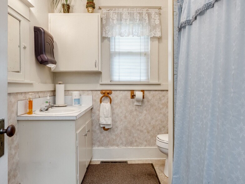 More Photos Of 737 NW Adams St, Mcminnville Office For Sale