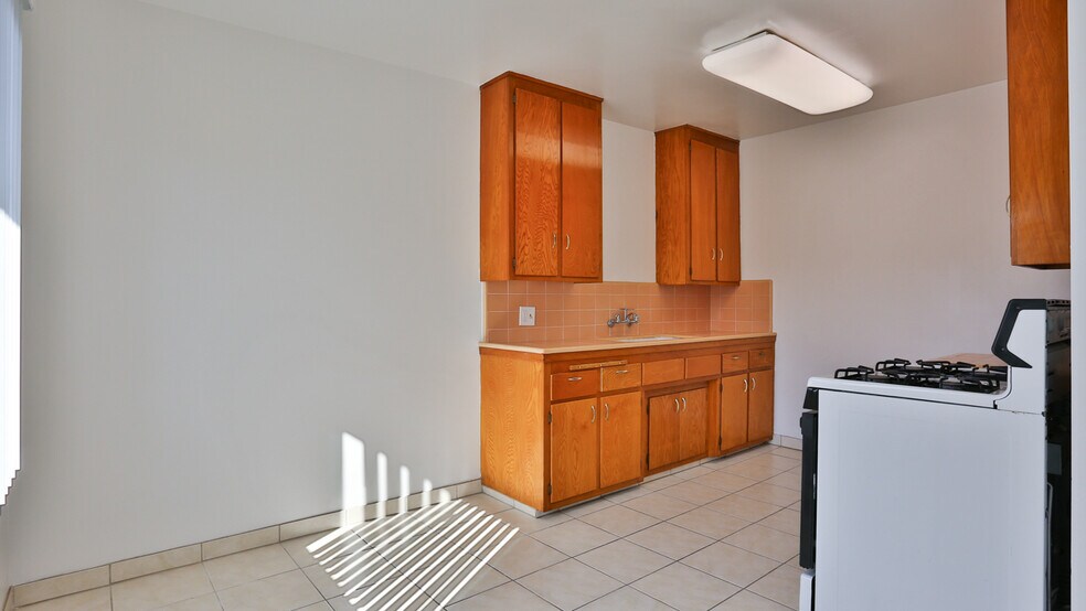 More Photos Of 14412 S Berendo Ave, Gardena Apartments For Sale