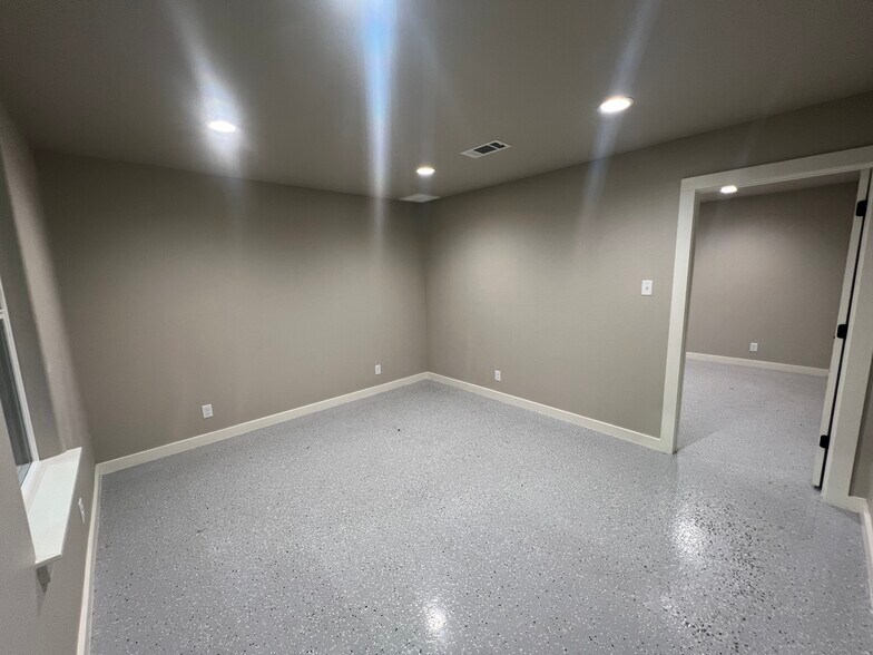 More Photos Of 224 Ken Dr, Sherman Industrial For Lease