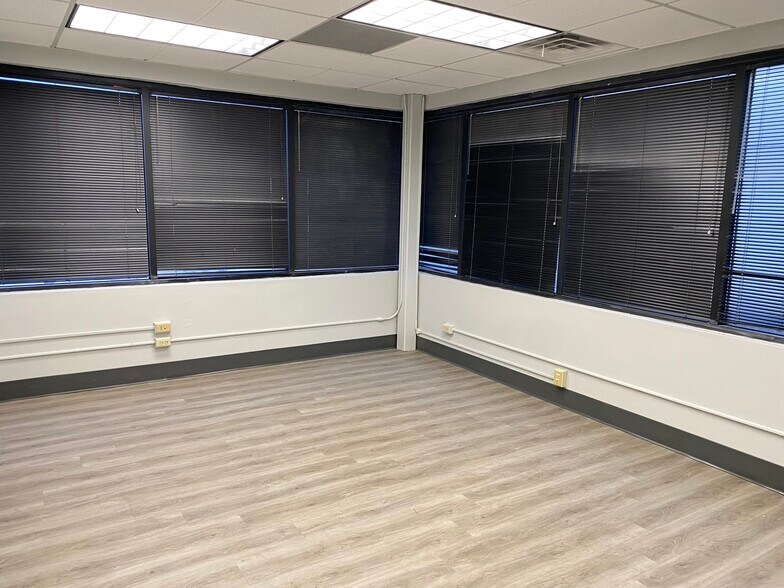 More Photos Of 1700-1748 Gilsinn Ln, Fenton Office For Lease