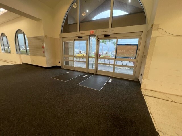 More Photos Of 301 Makaala St, Hilo Drugstore For Lease