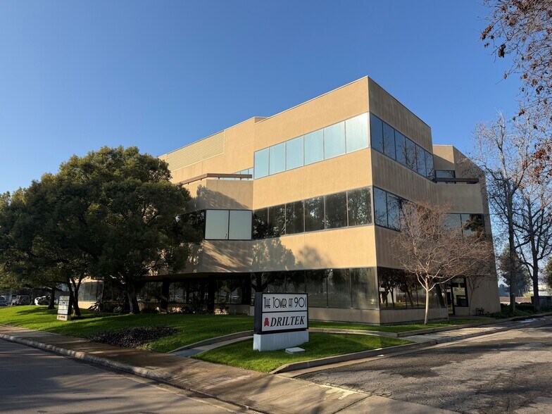More Photos Of 901 Tower Way, Bakersfield Loft Creative Space For Sale