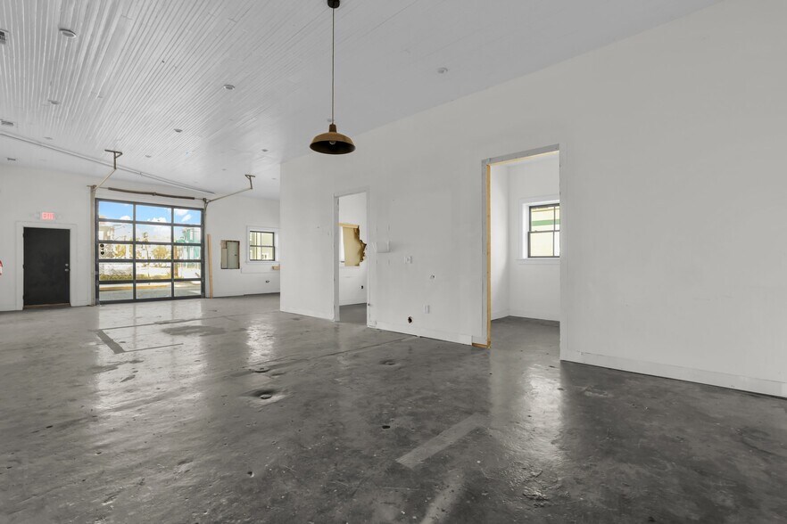 More Photos Of 25 E Maupas Ave, Savannah General Retail For Lease