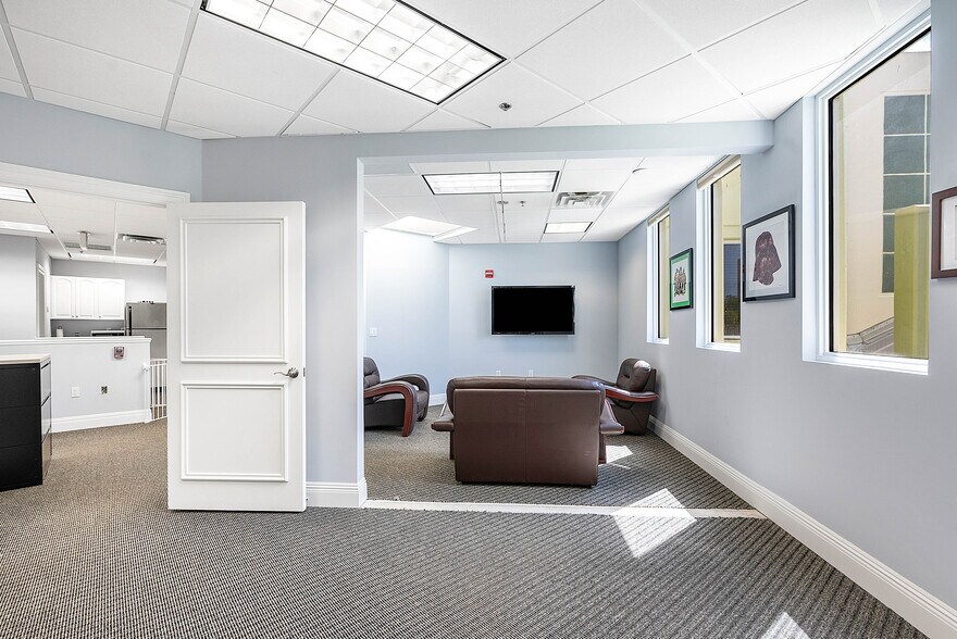 More Photos Of 1200 S Rogers Cir, Boca Raton Warehouse For Lease