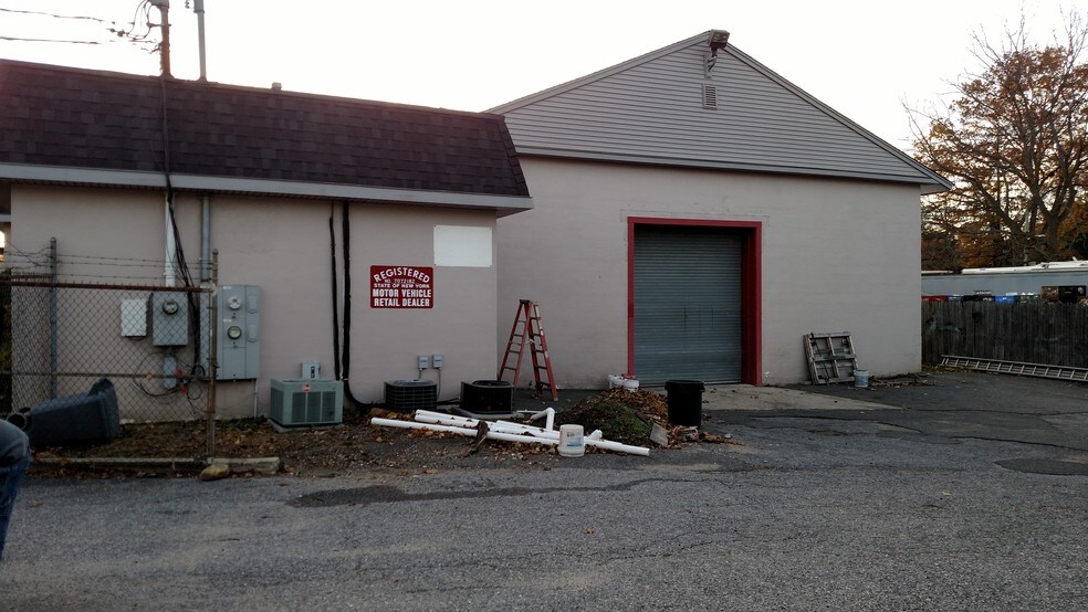 More Photos Of 81 W Hills Rd, Huntington Station Flex For Lease