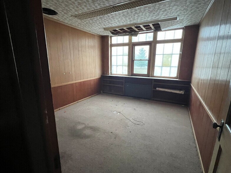 More Photos Of 616 N Jackson St, Danville Warehouse For Sale