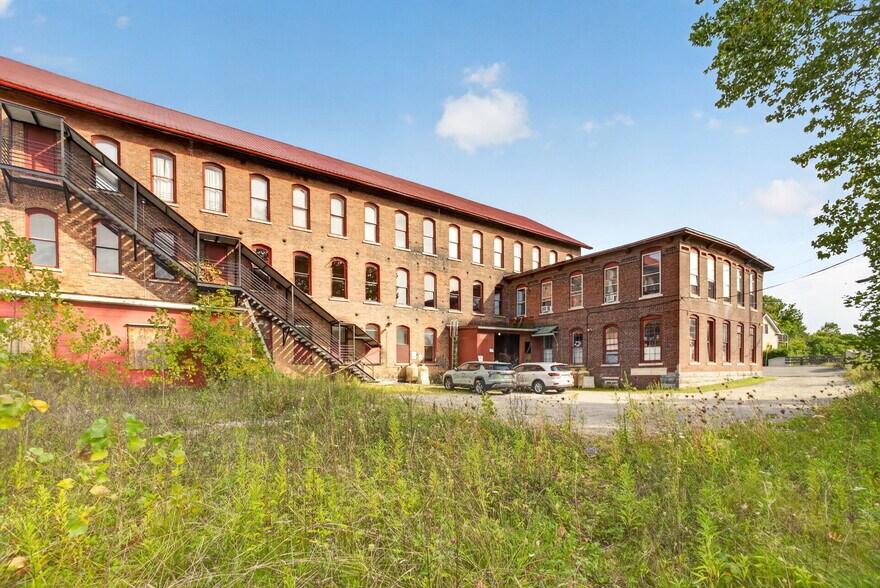 More Photos Of 420 Park St, Housatonic Flex For Sale