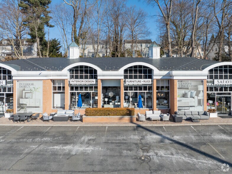More Photos Of 1649 Northern Blvd, Manhasset Storefront For Lease