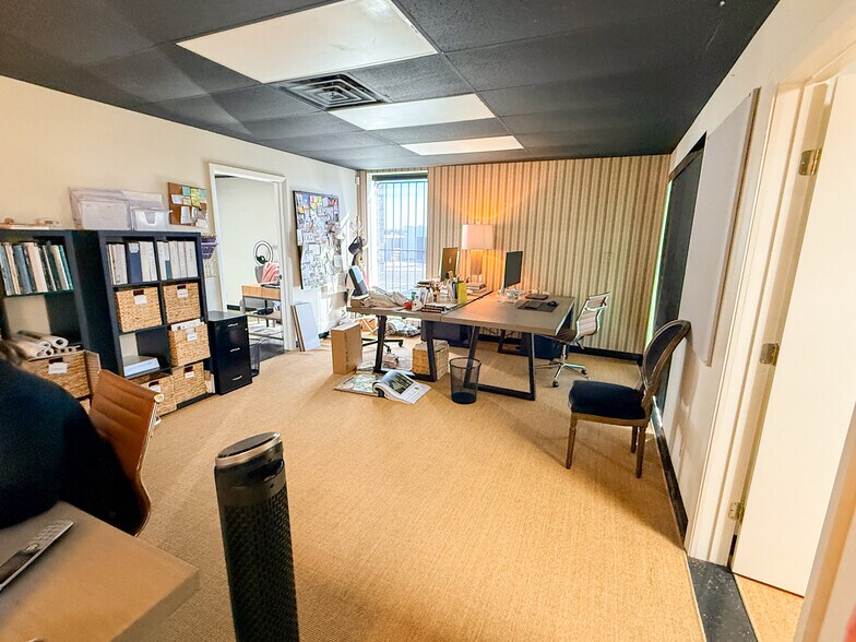 More Photos Of 12131-12137 Valliant St, San Antonio Showroom For Sale