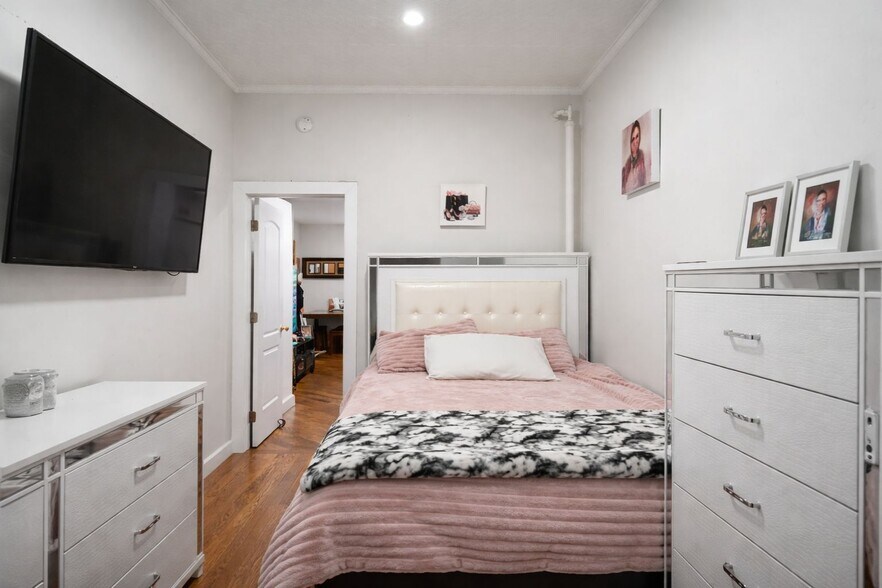 More Photos Of 7037 72nd Pl, Glendale Apartments For Sale