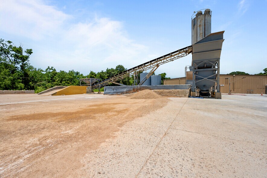 More Photos Of 3301 Beaumont Ave, Liberty Warehouse For Sale