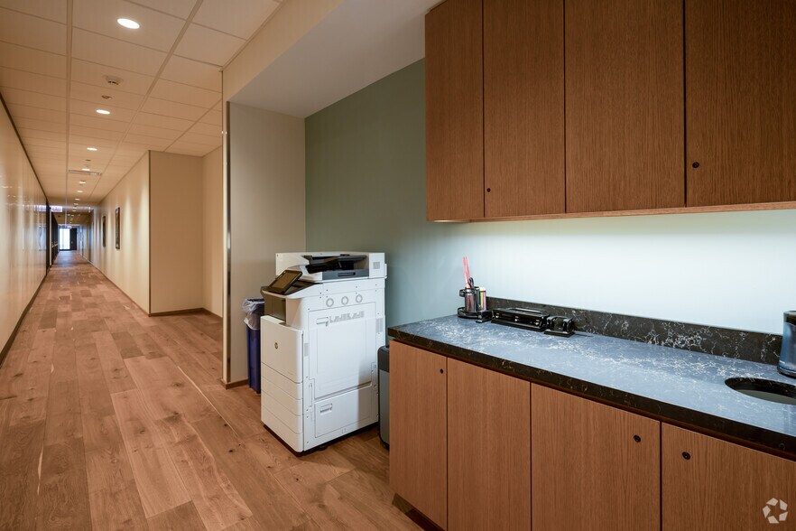 More Photos Of 110 N Wacker Dr, Chicago Coworking Space