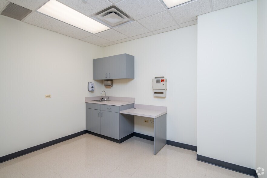More Photos Of 610 S Maple Ave, Oak Park Medical For Lease