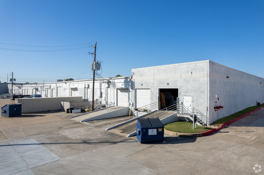 More Photos Of 1291 N Post Oak Rd, Houston Light Distribution For Lease