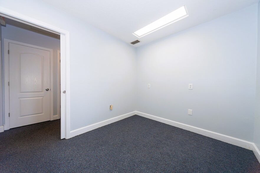 More Photos Of 2001 Manatee Ave E, Bradenton Office For Lease
