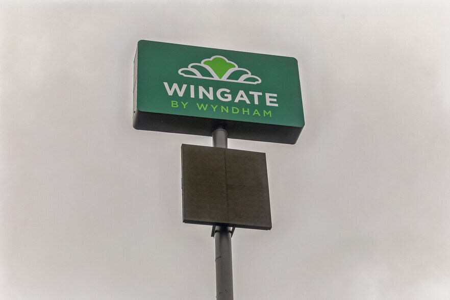 More Photos Of 138 Marsh Rd, Somerset Hotel For Sale