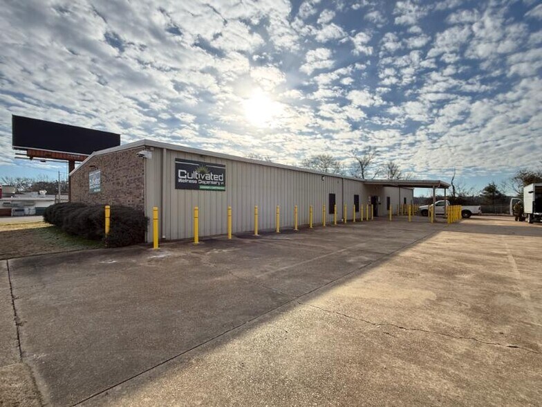 More Photos Of 794 E Main St, Tupelo Showroom For Sale