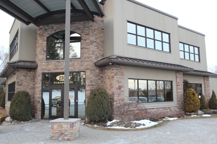 More Photos Of 2302 Turnpike St, North Andover General Retail For Lease