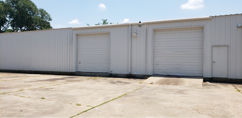 More Photos Of 10210 Fulton St, Houston Warehouse For Sale