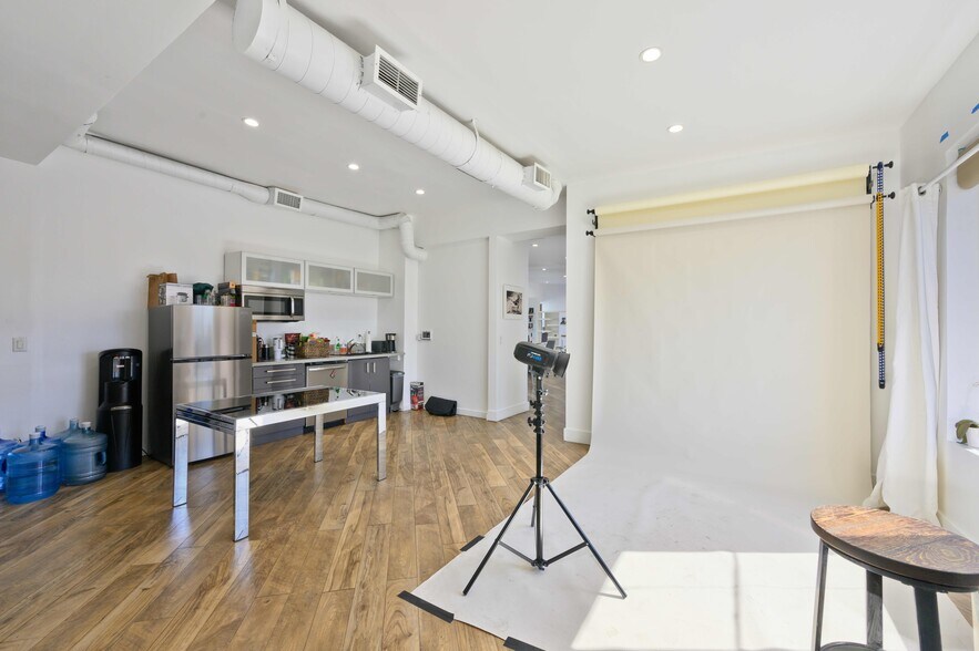 More Photos Of 7250 Melrose Ave, Los Angeles Storefront Retail Office For Lease