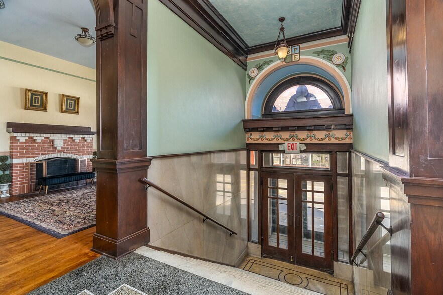 More Photos Of 1329 Walnut St, Murphysboro Office For Sale