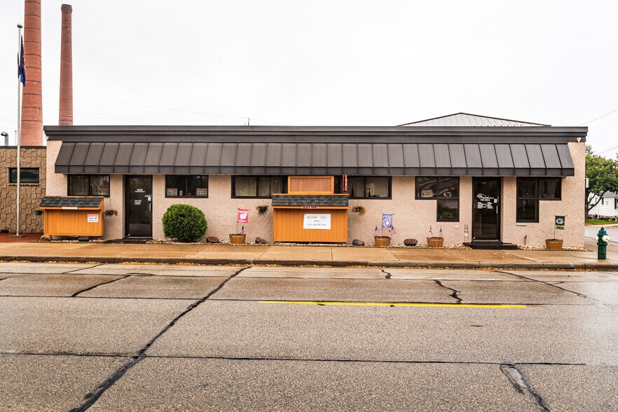 More Photos Of 1613 Chase St, La Crosse Showroom For Lease