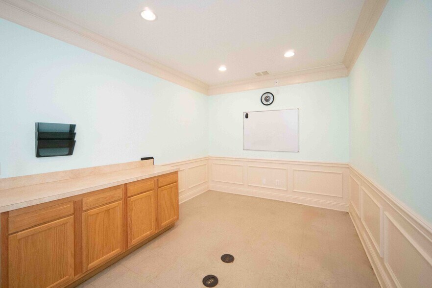 More Photos Of 3375 Blackmore Rd, Perry Light Manufacturing For Sale