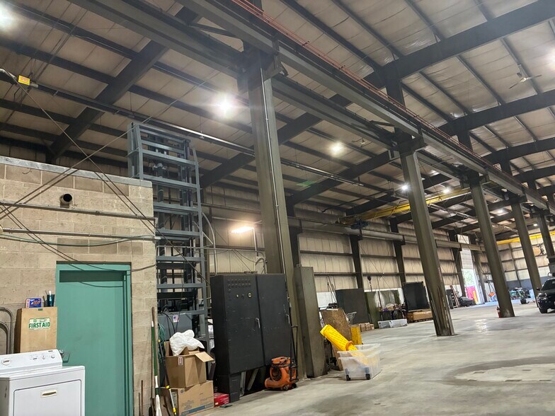 More Photos Of 185 Lafayette Rd, North Hampton Warehouse For Lease