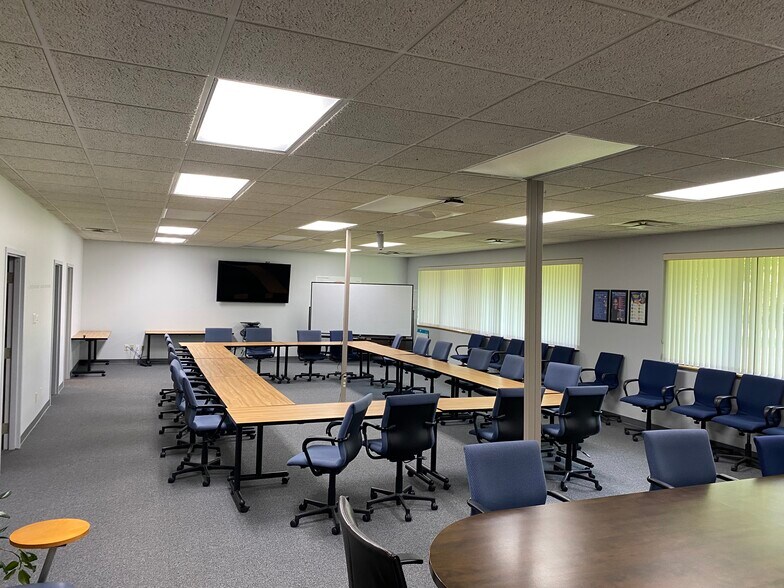 More Photos Of 2804 Boilermaker Ct, Valparaiso Office For Sale