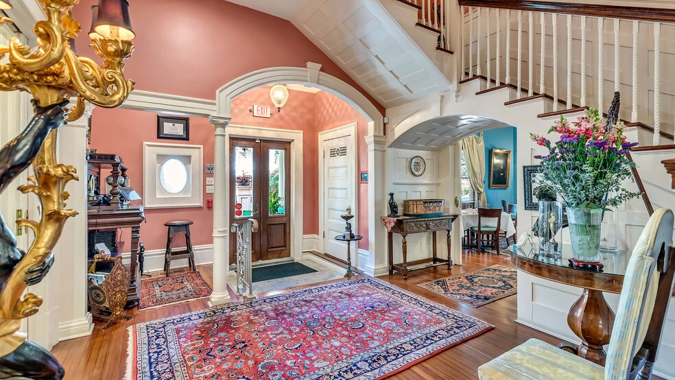 More Photos Of 119 E 37th St, Savannah Restaurant For Sale