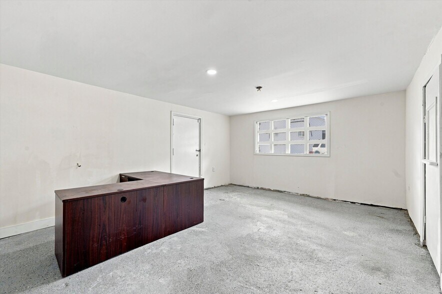 More Photos Of 806 Powell Ave, Darby Office For Sale