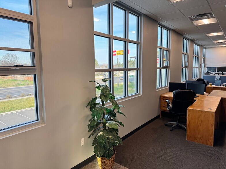 More Photos Of 4801 Biddle Rd, Central Point Office For Lease