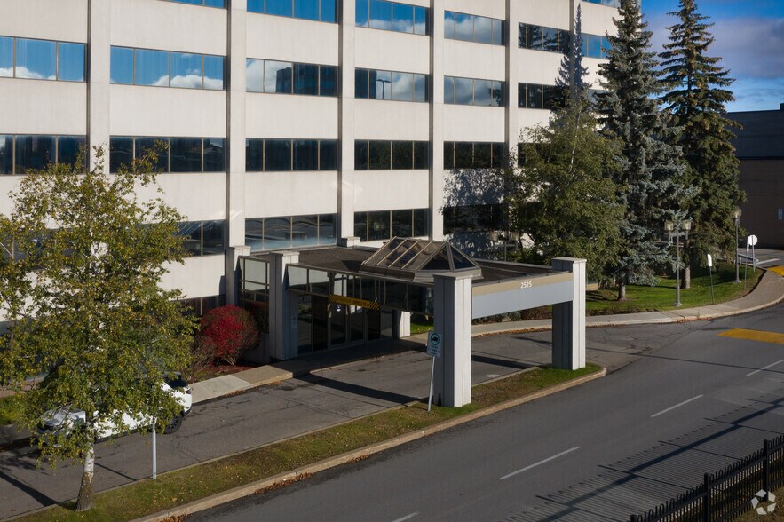 More Photos Of 2525 Boul Daniel-Johnson, Laval Office For Sale