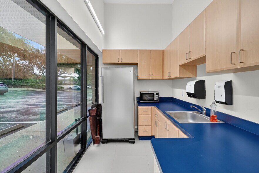 More Photos Of 260-268 Mohawk Rd, Clermont Medical For Lease