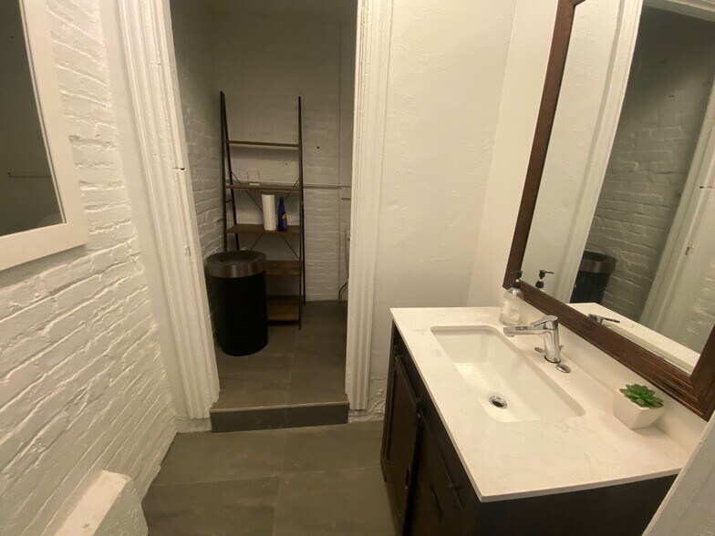 More Photos Of 264 41st St, Brooklyn Warehouse For Lease